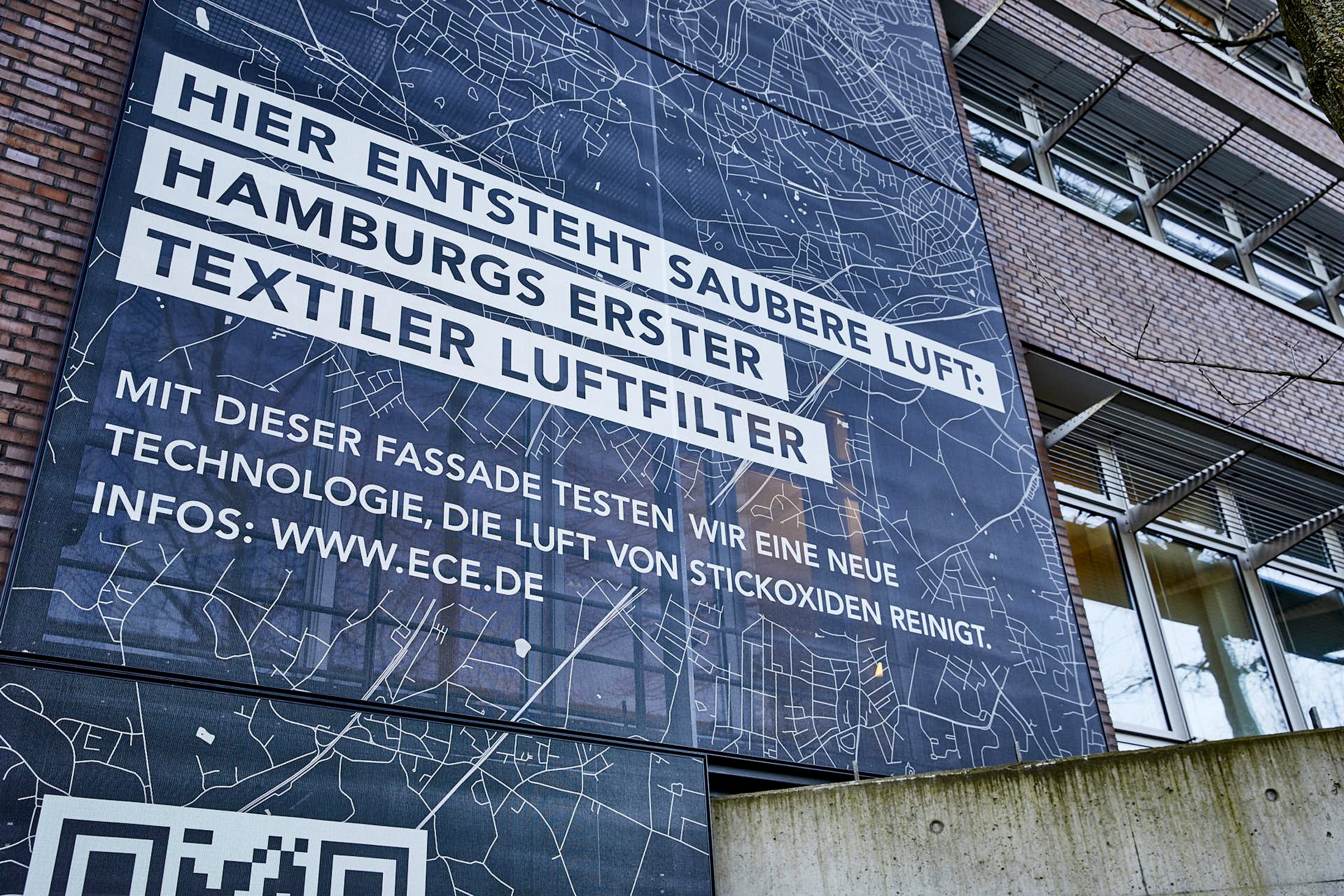 Nitrogen oxide absorbing facade